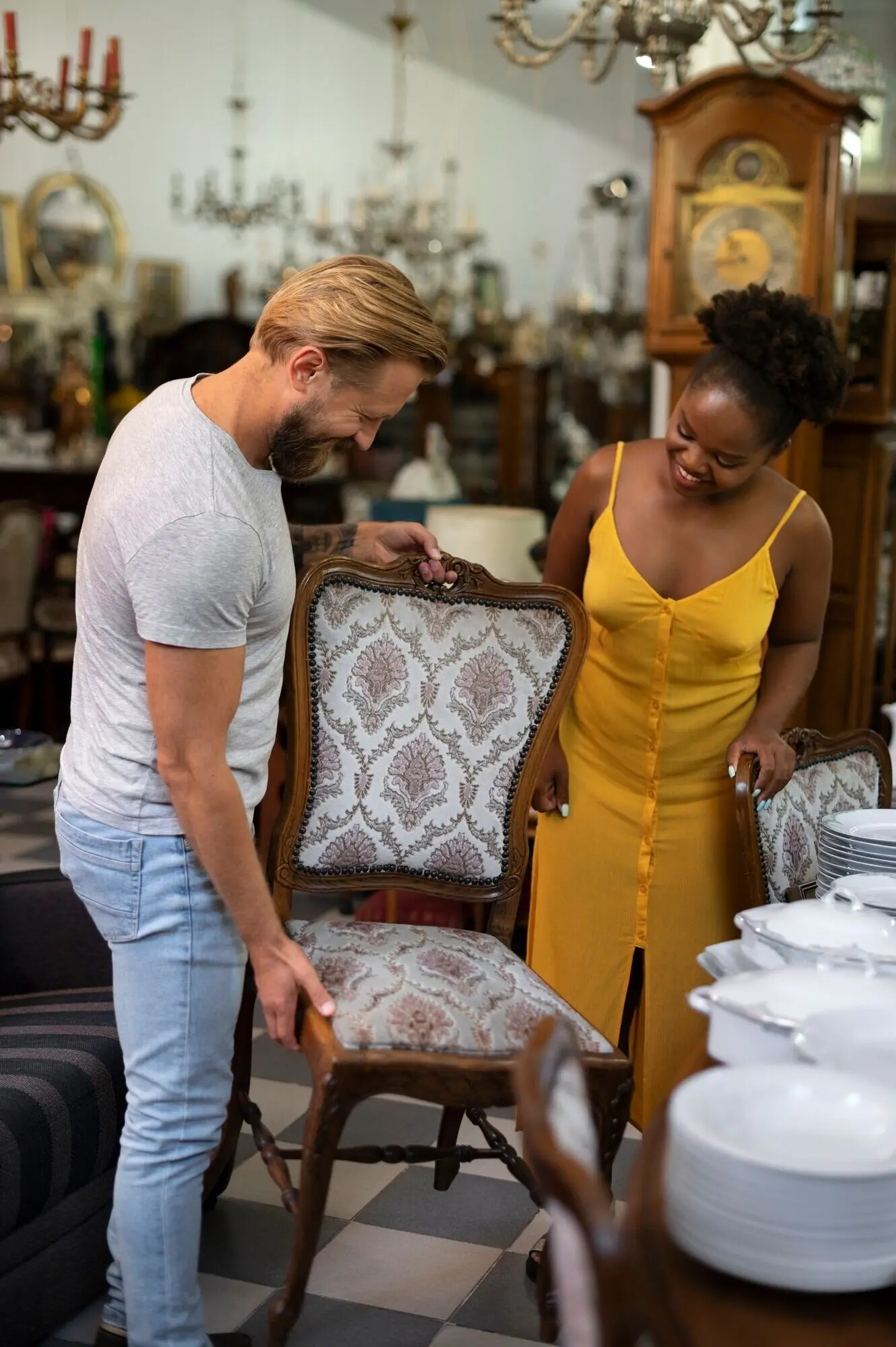 Ganzaufnahme von Menschen, die einen alten Stuhl betrachten.